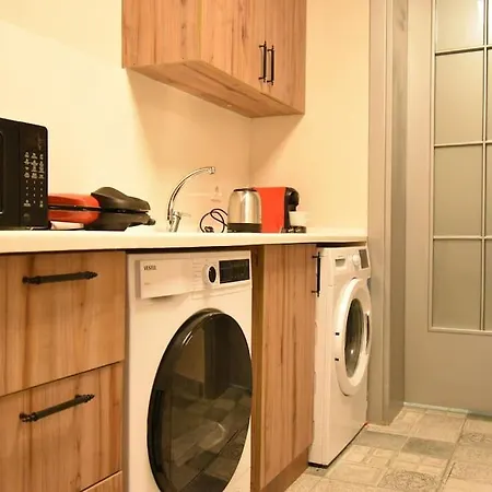 Villa Stunning 6br 4bath Near Tram