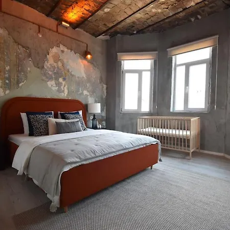 Stunning 6br 4bath Near Tram 别墅