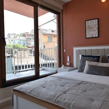 Stunning 6br 4bath Near Tram اسطنبول