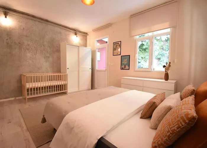 Stunning 6br 4bath Near Tram 빌라 이스탄불