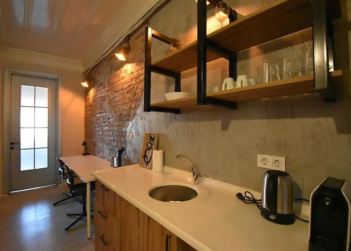 Stunning 6br 4bath Near Tram